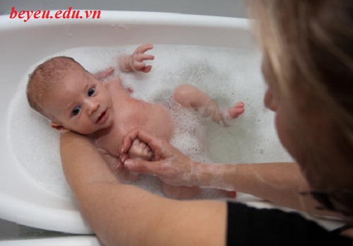 Không nên tắm quá nhiều cho trẻ sơ sinh, khong nen tam qua nhieu cho tre so sinh