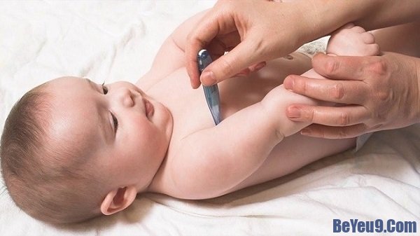 Trẻ sơ sinh bị sốt phải làm gì? Hướng dẫn cách hạ sốt cho bé dưới 12 tháng tuổi tại nhà an toàn và đúng cách
